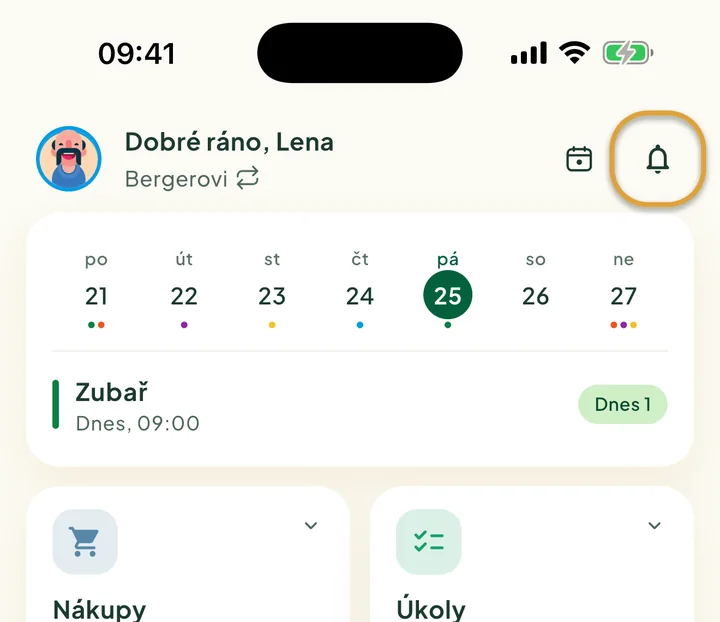 Horní část domovské obrazovky. Zakroužkované je tlačítko se zvonkem vpravo nahoře.