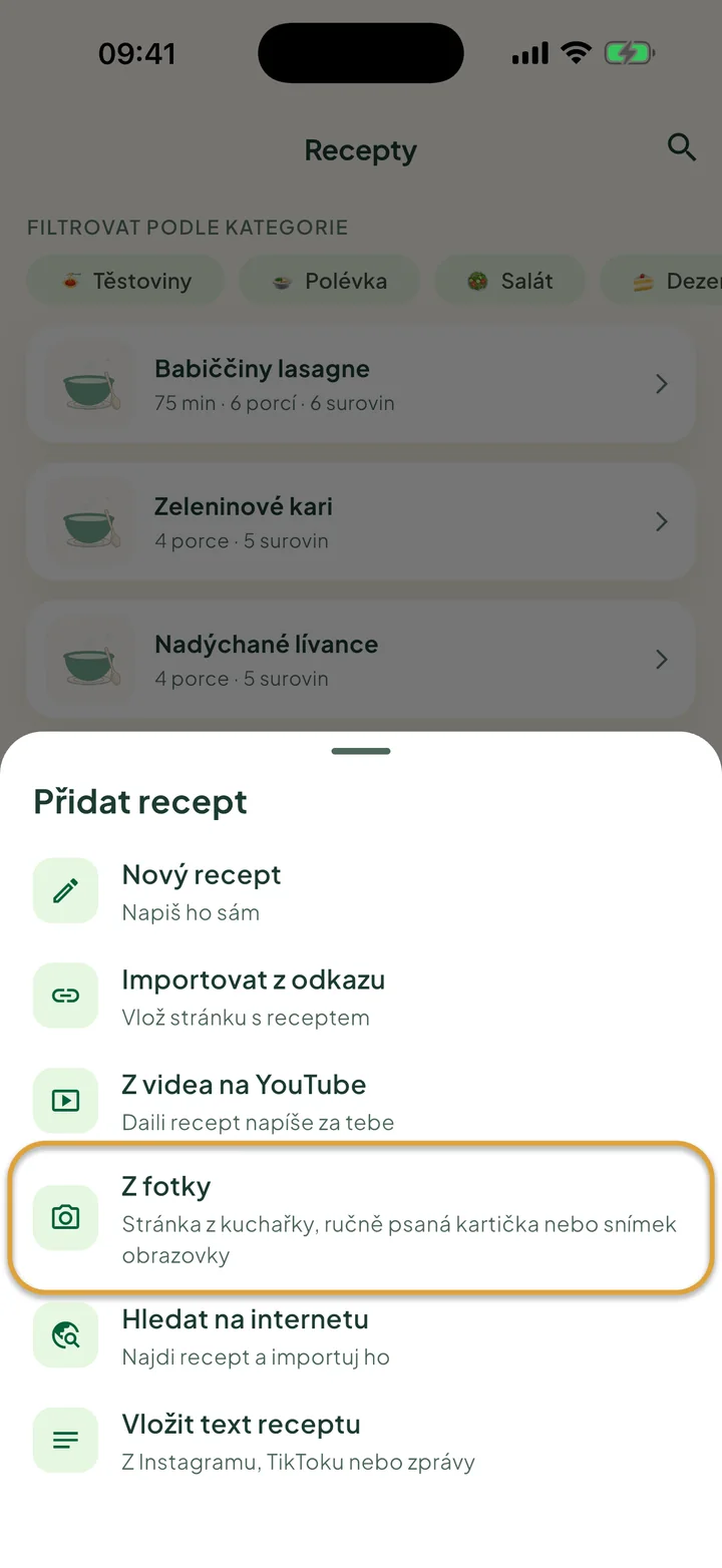 Obrazovka Recepty s otevřenou nabídkou +. Zakroužkovaná je volba Z fotky.