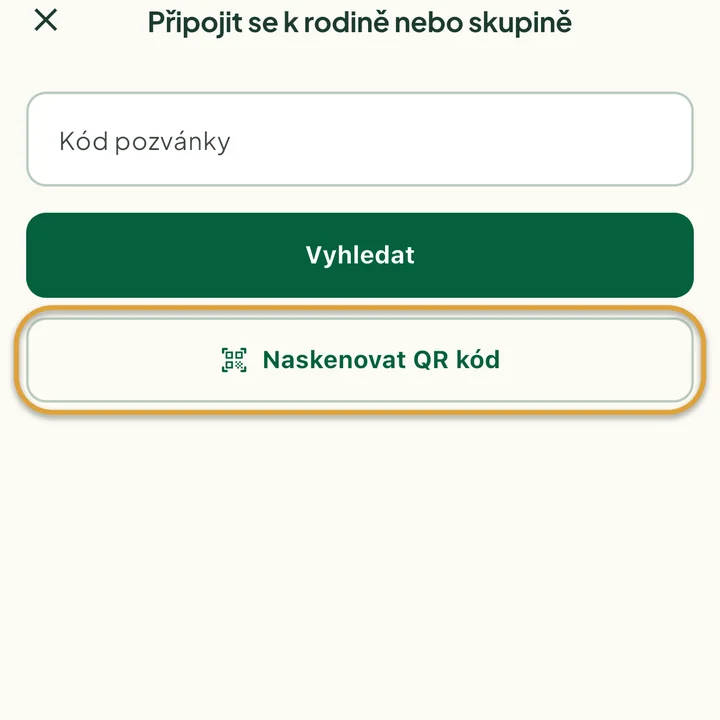 Obrazovka Připojit se k rodině nebo skupině s polem Kód pozvánky. Zakroužkované je tlačítko Naskenovat QR kód.