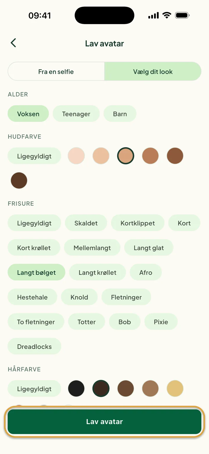 Vælg dit look med Voksen, en hudfarve samt Langt bølget og Mørkebrun valgt som hår. Lav avatar er markeret med en cirkel.