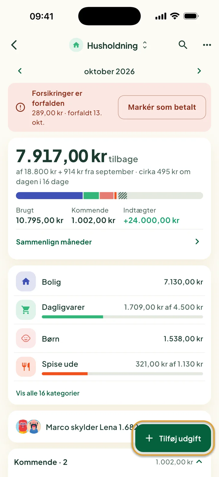 Et husholdningsbudget for oktober: øverst en forfalden regning, derefter det, der er tilbage, farvestriben og kategorierne. Knappen Tilføj udgift er ringet ind.