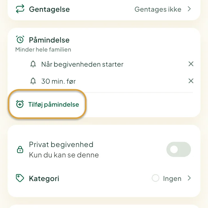Afsnittet Påmindelse i formularen til en begivenhed med to påmindelser. Knappen Tilføj påmindelse er markeret med en cirkel.