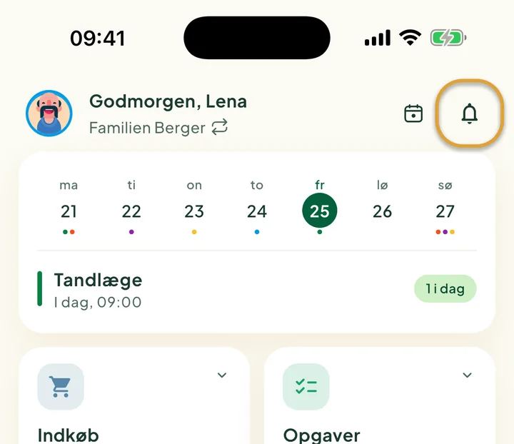 Toppen af startskærmen. Klokkeknappen øverst til højre er markeret med en cirkel.