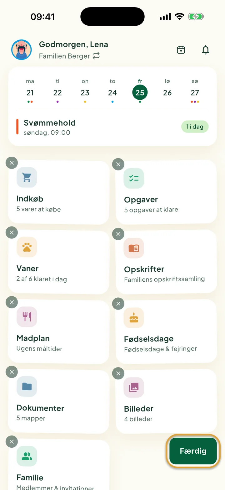 Startskærmen i redigeringstilstand med et × på hvert felt. Knappen Færdig nederst til højre er markeret med en cirkel.