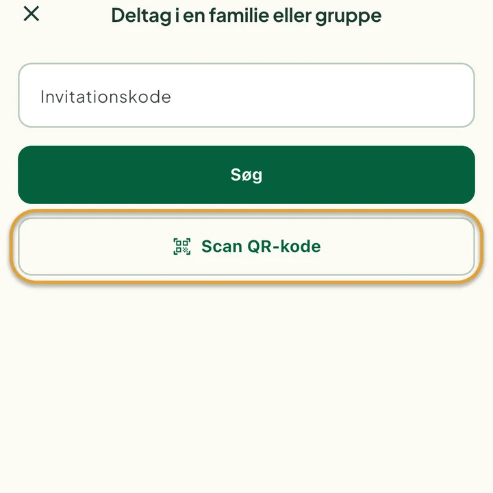 Skærmen Deltag i en familie eller gruppe med feltet Invitationskode. Knappen Scan QR-kode er markeret med en cirkel.