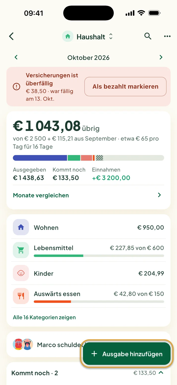 Ein Haushaltsbudget für Oktober: oben eine überfällige Rechnung, dann der Rest, der Farbstreifen und die Kategorien. Die Taste Ausgabe hinzufügen ist eingekreist.