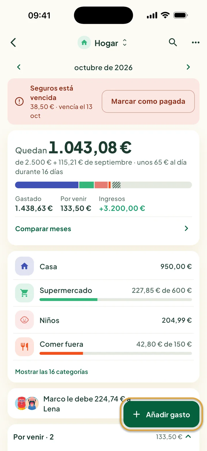 Un presupuesto Hogar de octubre: una factura vencida arriba, lo que queda, la franja de colores y las categorías. El botón Añadir gasto está marcado con un círculo.