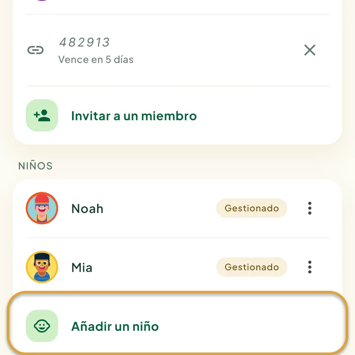 La sección Niños de la pantalla Familia con dos niños. La fila Añadir un niño está marcada con un círculo.