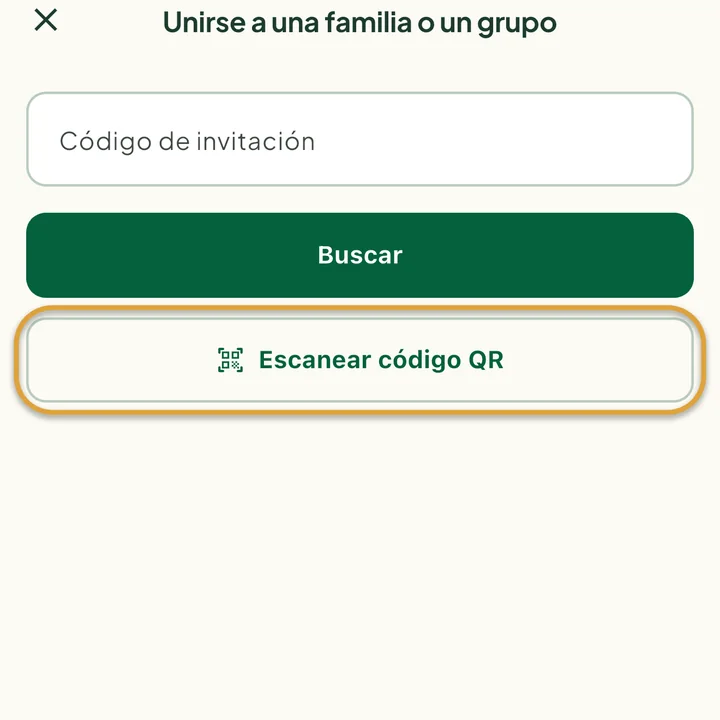 La pantalla Unirse a una familia o un grupo con el campo Código de invitación. El botón Escanear código QR está marcado con un círculo.