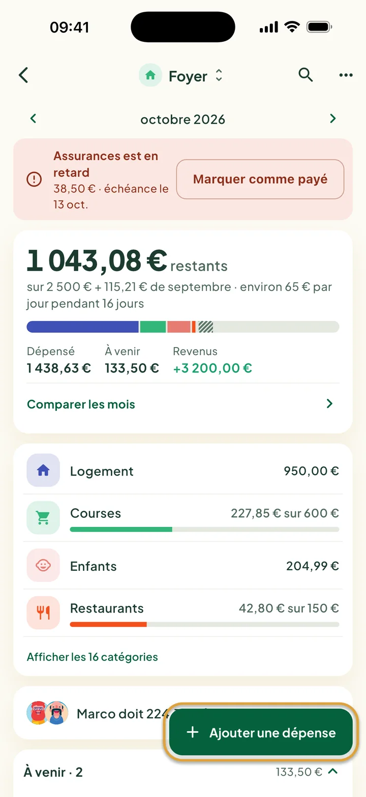 Un budget Foyer d'octobre : une facture en retard en haut, ce qui reste, la barre de couleurs et les catégories. Le bouton Ajouter une dépense est entouré.