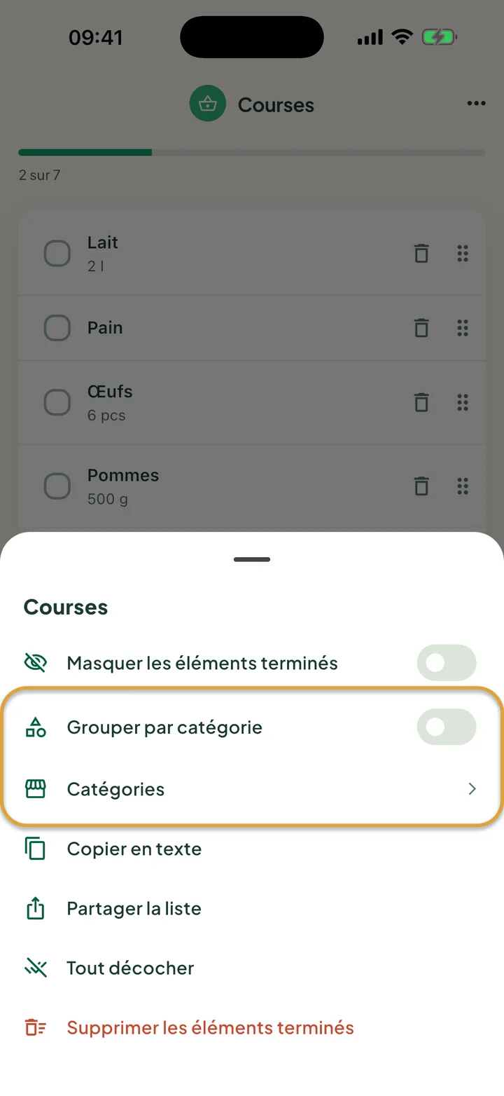 Le menu ⋯ de la liste Courses. L'interrupteur Grouper par catégorie et la ligne Catégories sont entourés.