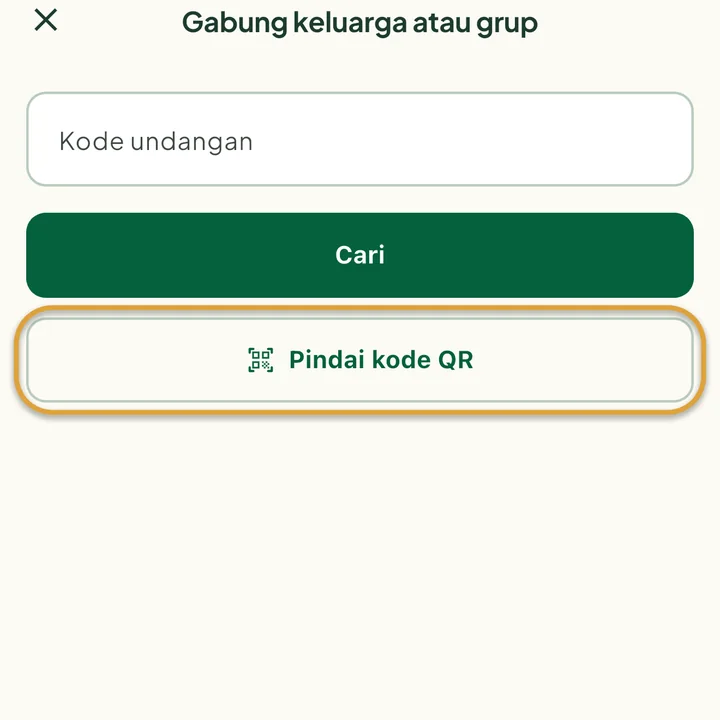 Layar Gabung keluarga atau grup dengan kolom Kode undangan. Tombol Pindai kode QR dilingkari.