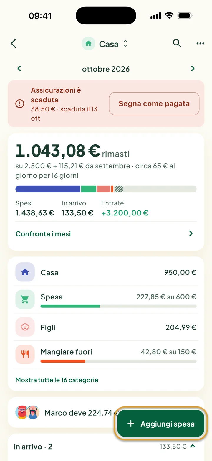 Un bilancio Casa di ottobre: una bolletta scaduta in alto, quanto resta, la barra colorata e le categorie. Il pulsante Aggiungi spesa è cerchiato.