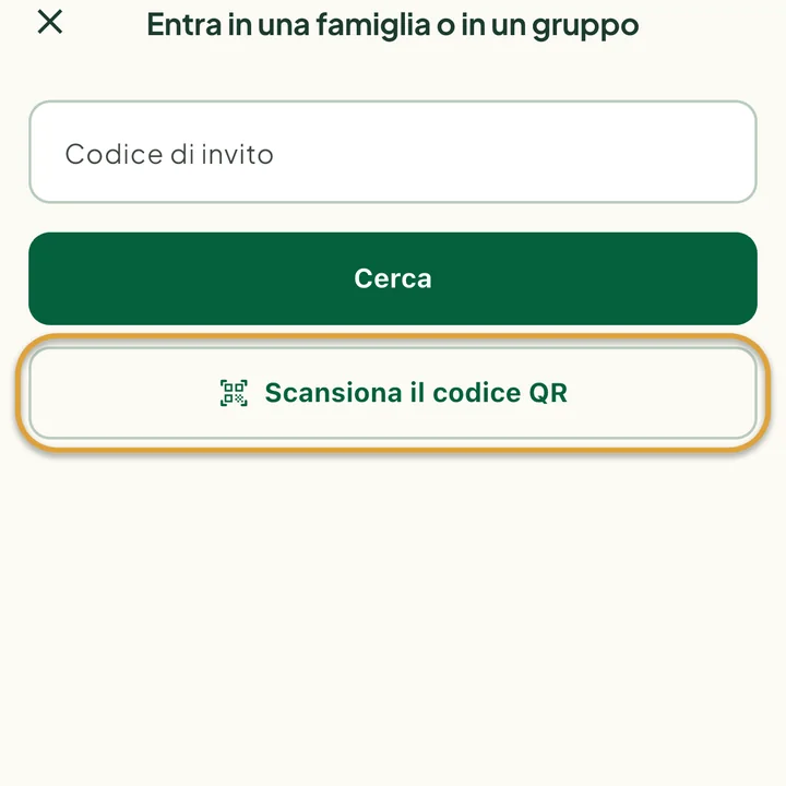 La schermata Entra in una famiglia o in un gruppo con il campo Codice di invito. Il pulsante Scansiona il codice QR è cerchiato.