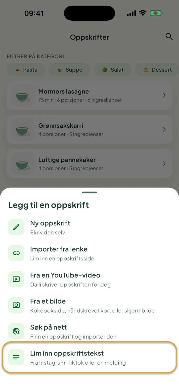Skjermen Oppskrifter med menyen + åpen. Lim inn oppskriftstekst er ringet inn.