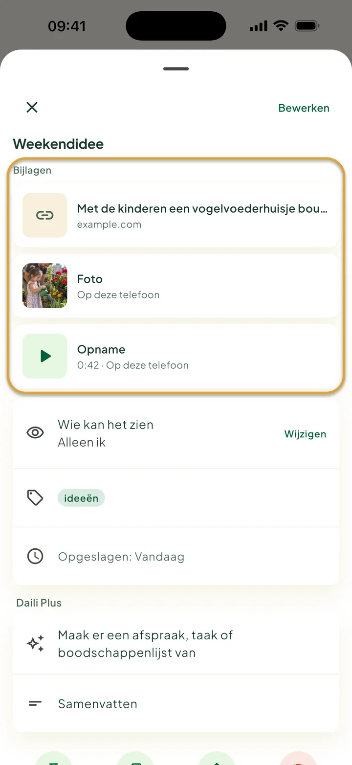 Een notitie. De groep Bijlagen met een link, een afbeelding en een opname is omcirkeld.