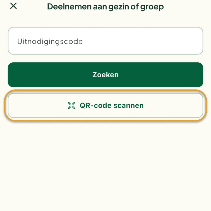 Het scherm Deelnemen aan gezin of groep met het veld Uitnodigingscode. De knop QR-code scannen is omcirkeld.