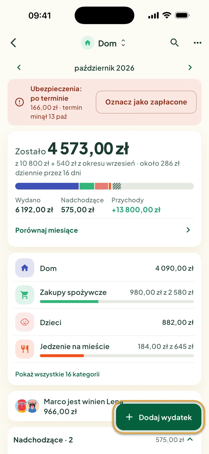 Budżet Dom na październik: zaległy rachunek u góry, kwota, która została, kolorowy pasek i kategorie. Przycisk Dodaj wydatek jest zakreślony.