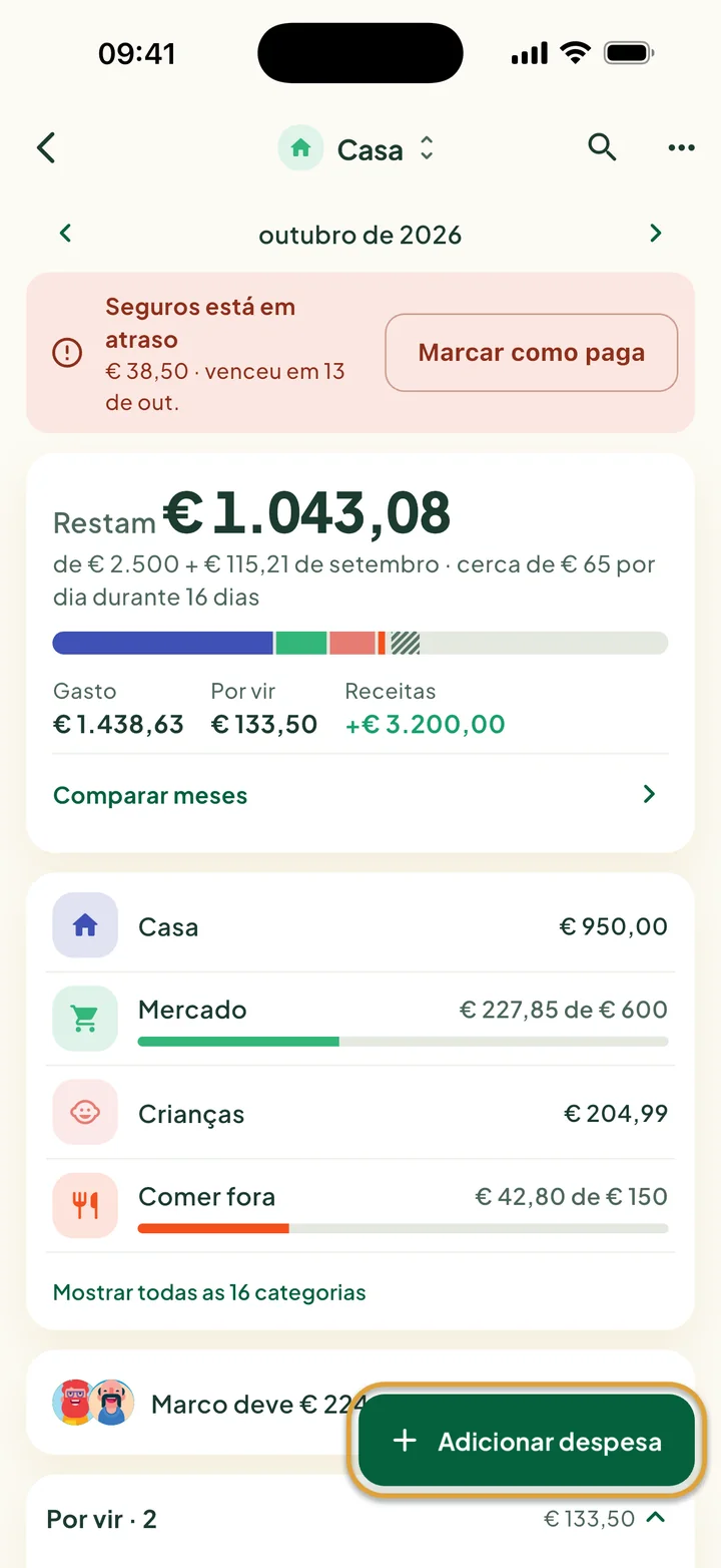 Um orçamento Casa de outubro: uma conta atrasada no topo, o que resta, a faixa colorida e as categorias. O botão Adicionar despesa está circulado.