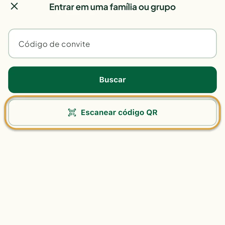 A tela Entrar em uma família ou grupo, com o campo Código de convite. O botão Escanear código QR está circulado.