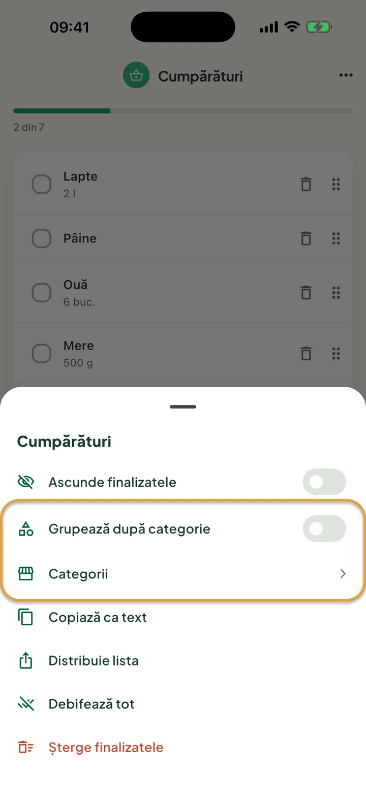 Meniul ⋯ al listei Cumpărături. Comutatorul Grupează după categorie și rândul Categorii sunt încercuite.