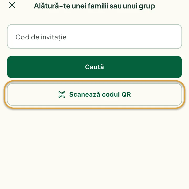 Ecranul Alătură-te unei familii sau unui grup cu câmpul Cod de invitație. Butonul Scanează codul QR este încercuit.