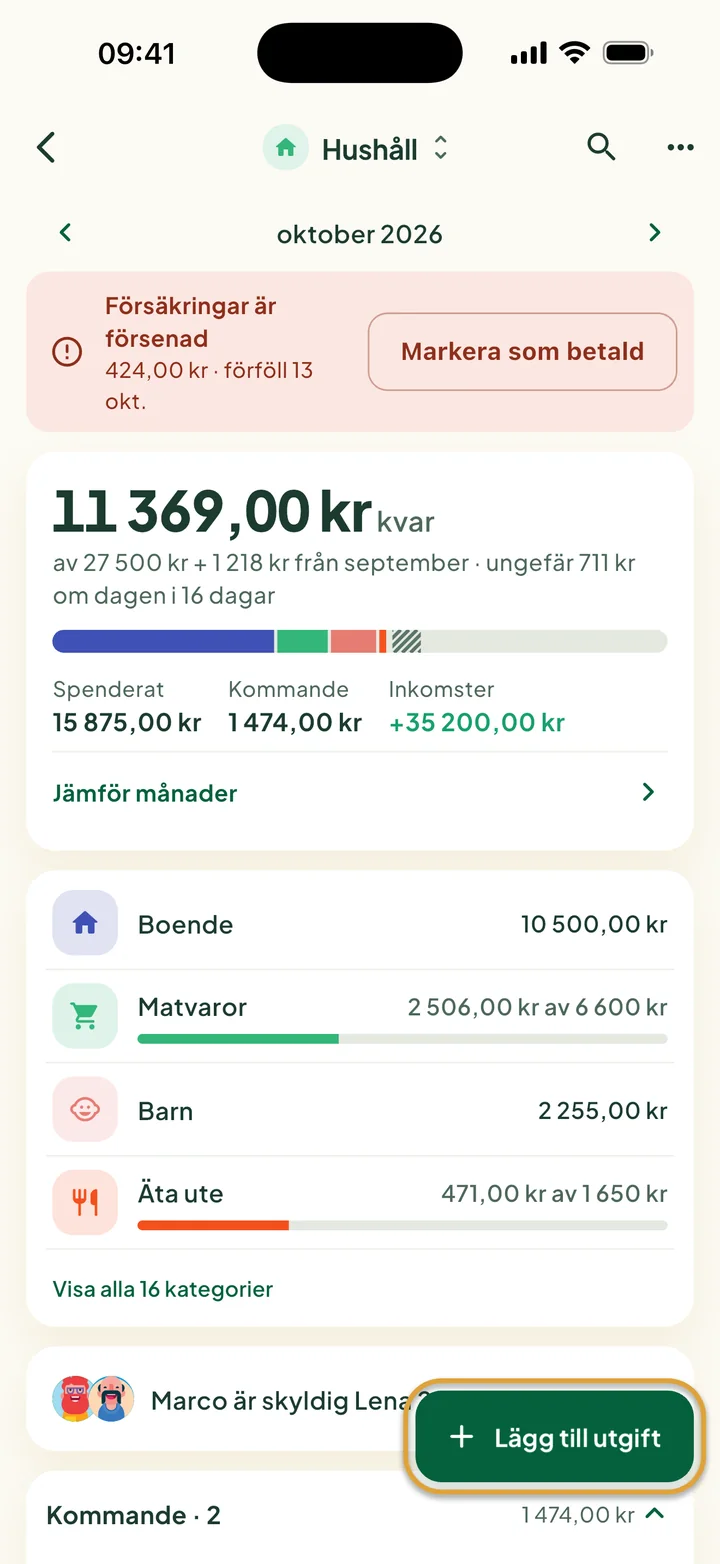 En hushållsbudget för oktober: överst en försenad räkning, sedan vad som är kvar, färgfältet och kategorierna. Knappen Lägg till utgift är inringad.