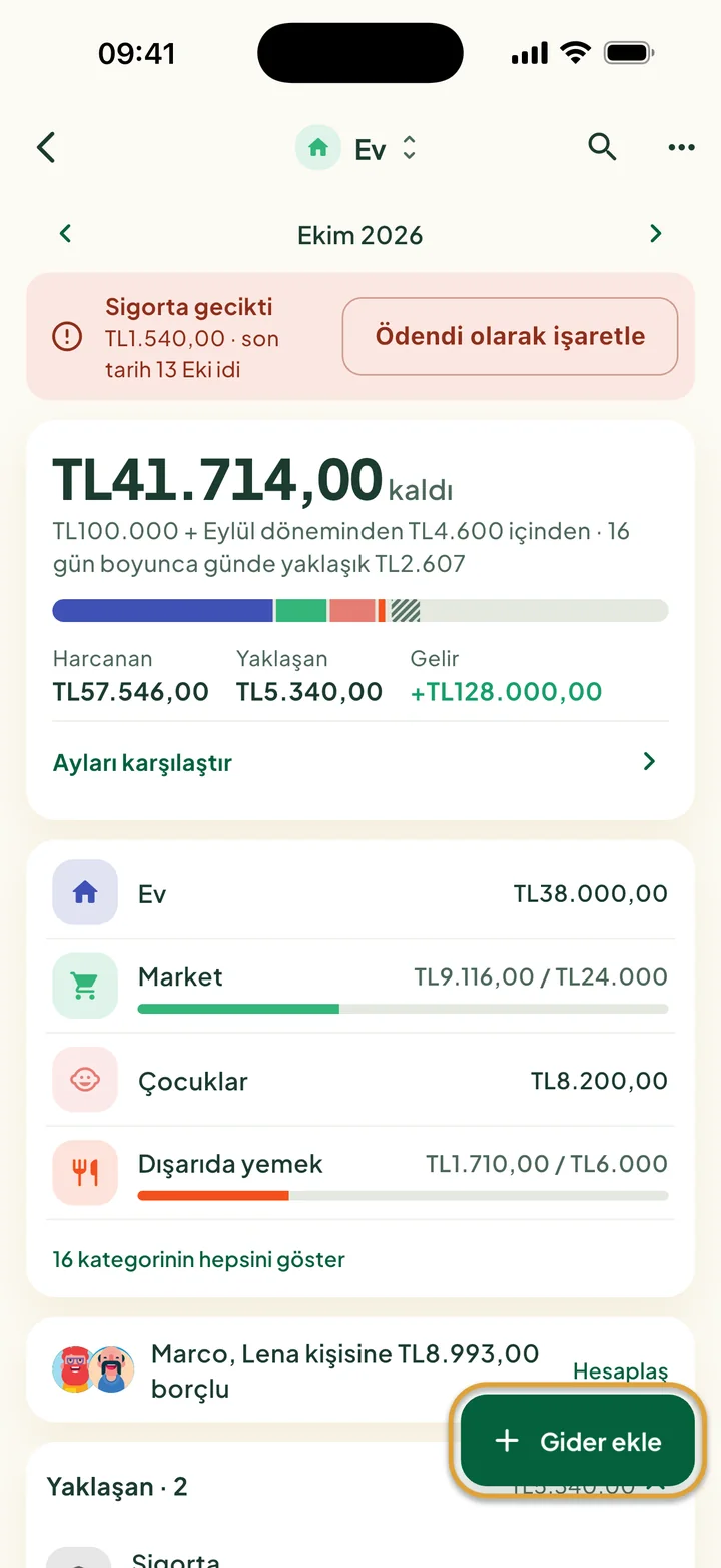 Ekim ayı için Ev bütçesi: en üstte gecikmiş bir fatura, sonra kalan tutar, renkli şerit ve kategoriler. Gider ekle düğmesi daire içine alınmış.