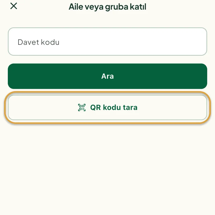 Davet kodu alanıyla Aile veya gruba katıl ekranı. QR kodu tara düğmesi daire içine alınmış.